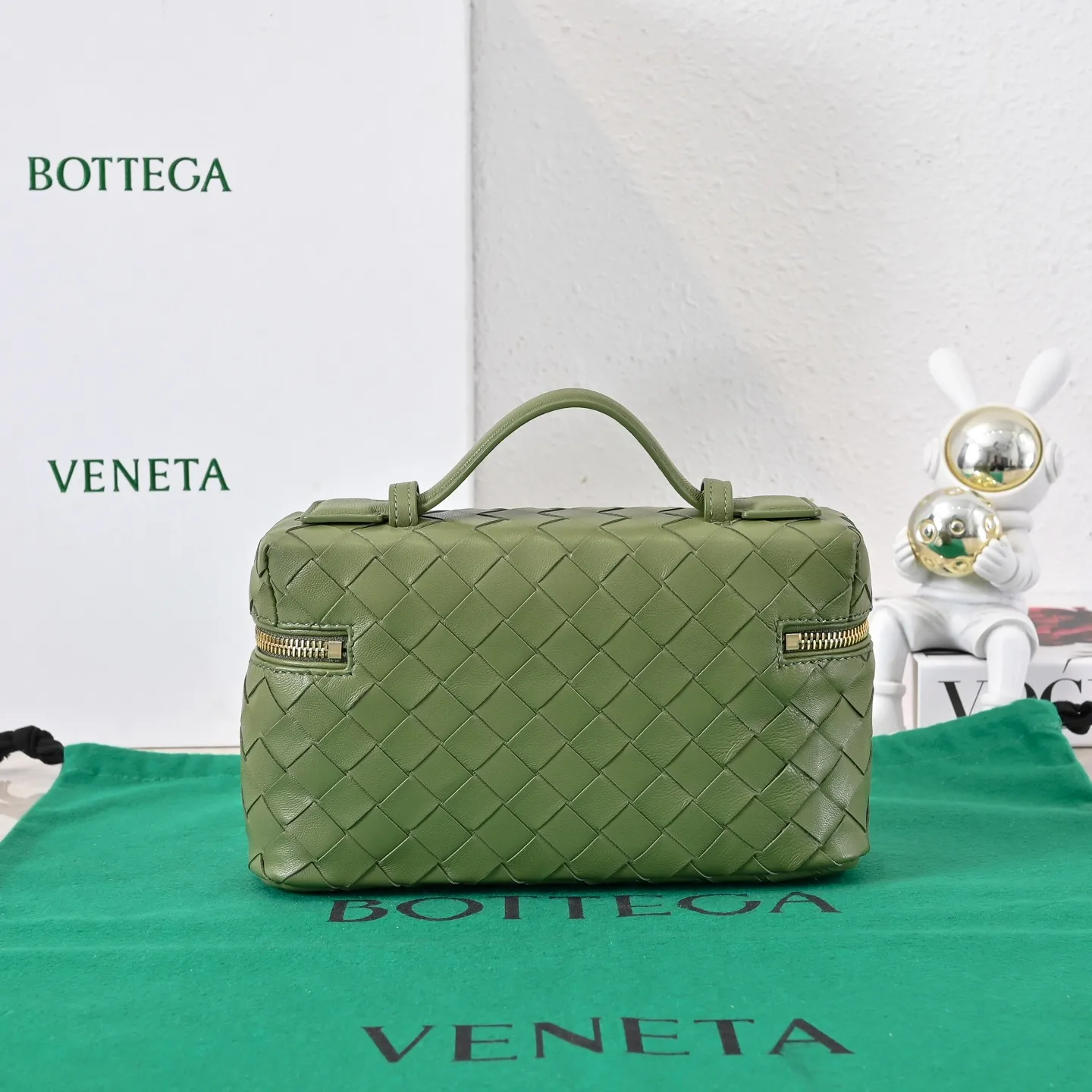 Batch 1360 Bottega Veneta 24 spring and summer woven zipper crossbody bag. A crossbody bag that can be used as a cosmetic bag. The exquisite weaving and compact body are an indispensable accessory for the upcoming summer. The double zipper also better protects the bag. It has a large capacity. If you like it, don’t miss it. Style number: 9109 Size: 22*12.5*5cm
